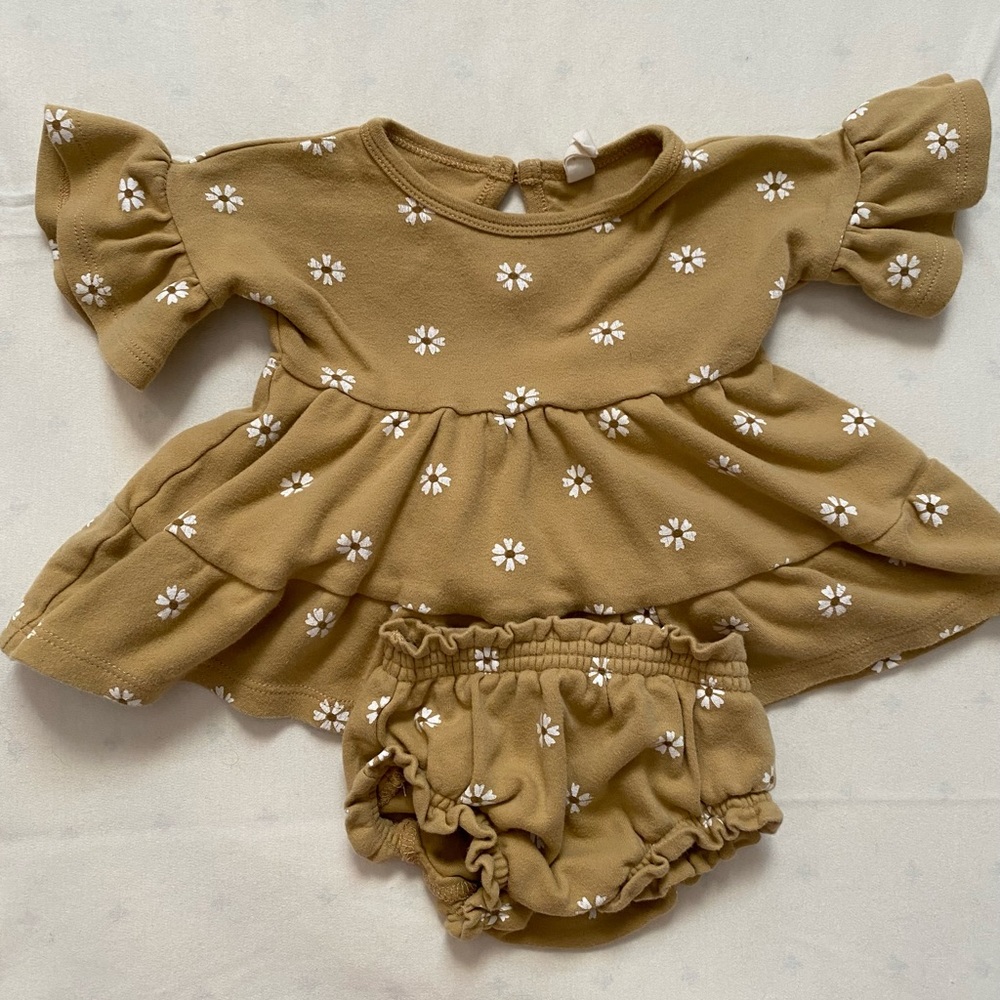 Quincy Mae baby girls two piece outfit size 0-3 months